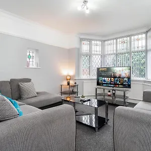 https://large-luxury-house-near-airport-sleeps-14-guests.hotelsin-nottingham.com